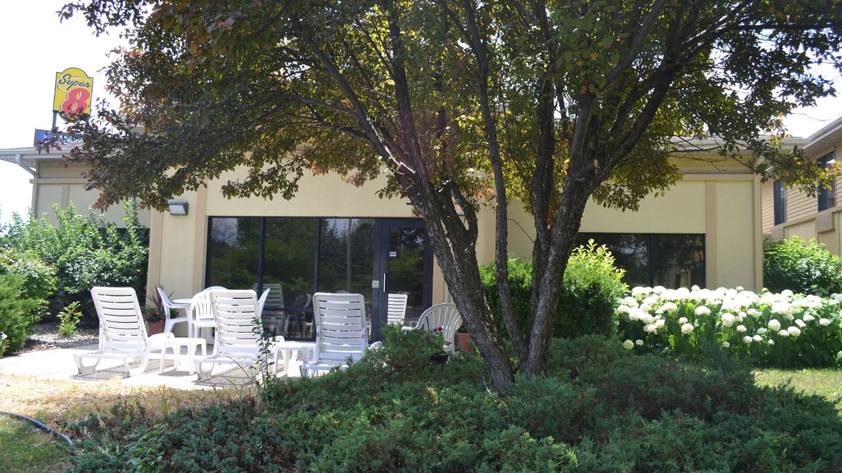 Village of Germantown Hotel | Super 8 by Wyndham Germantown/Milwaukee