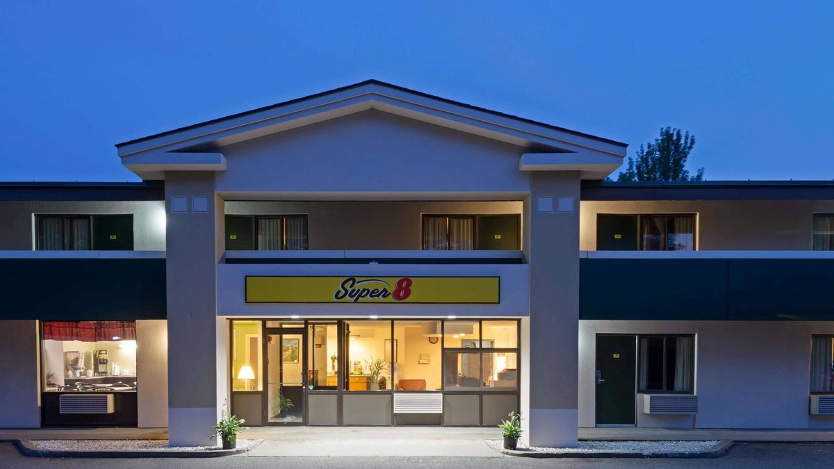 White River Junction Hotel | Super 8 by Wyndham White River Junction