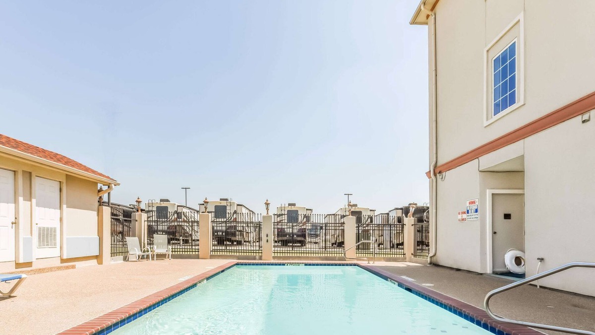 Alvarado Hotel | Super 8 by Wyndham Alvarado