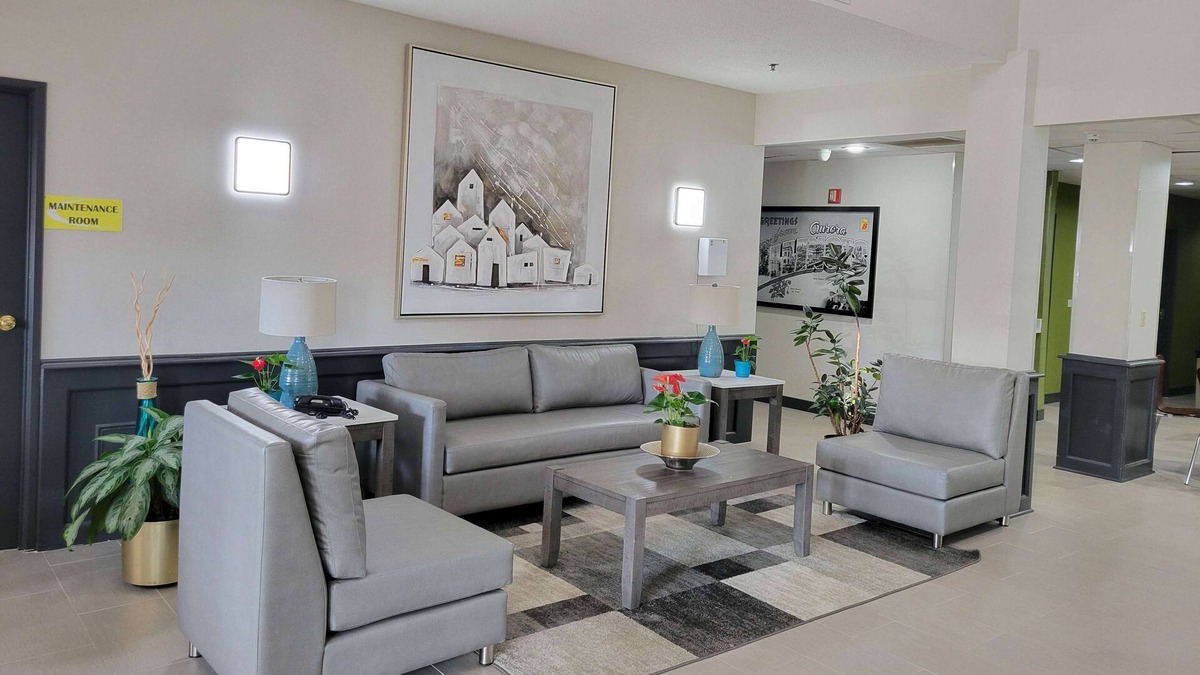 Fox Valley Hotel | Super 8 by Wyndham Aurora/Naperville Area