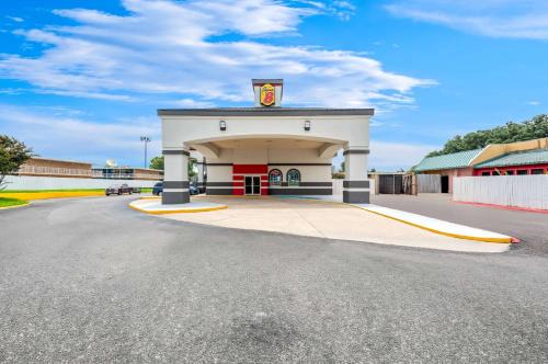 Baton Rouge Hotel | Super 8 by Wyndham Baton Rouge/I-10