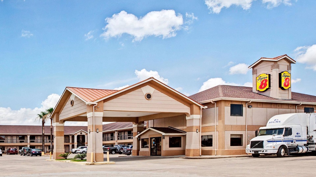 McNair Hotel | Super 8 by Wyndham Baytown/I-10