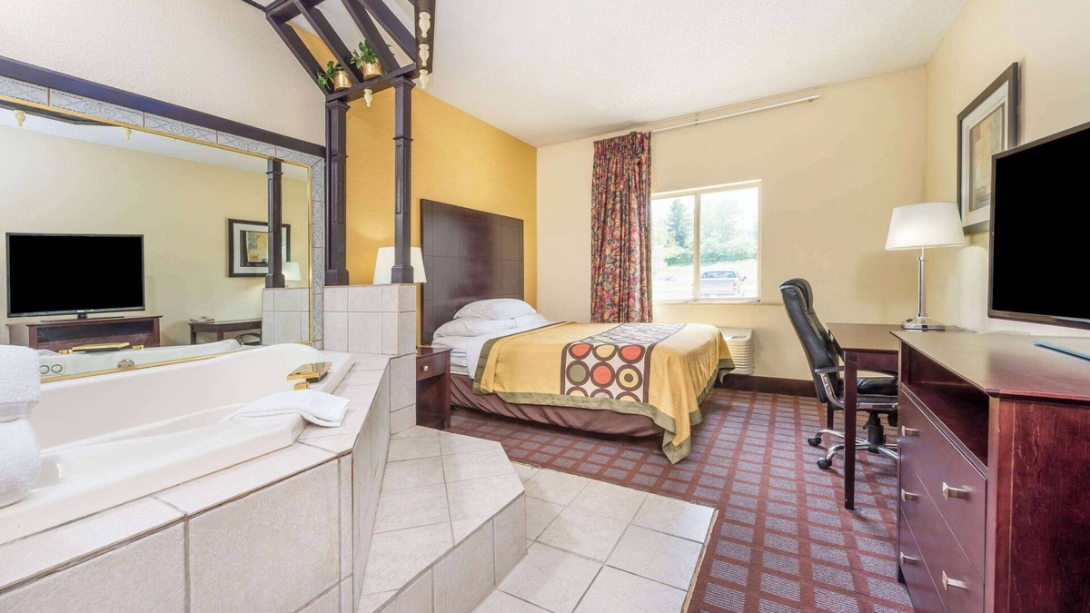 Bloomington Hotel | Super 8 by Wyndham Bloomington University Area