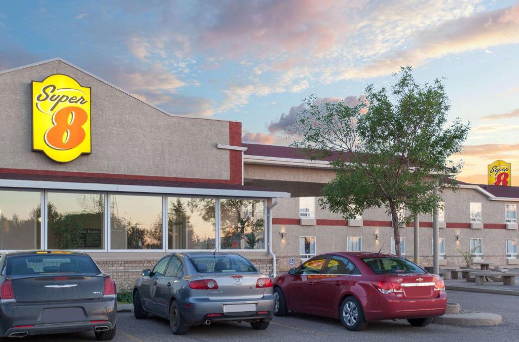 Brandon Hotel | Super 8 by Wyndham Brandon MB