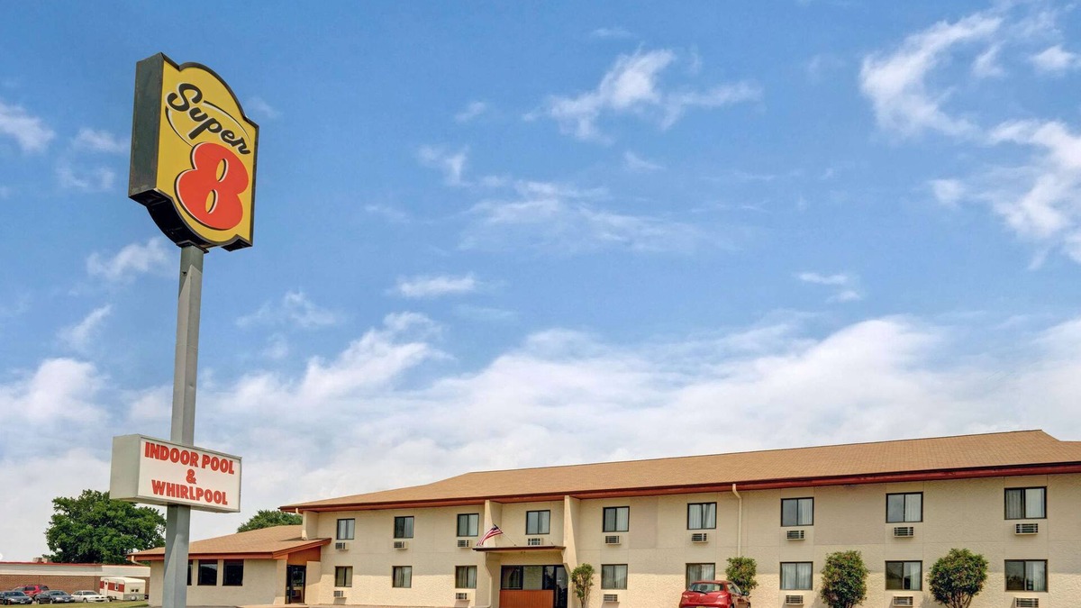 Buffalo Hotel | Super 8 by Wyndham Buffalo