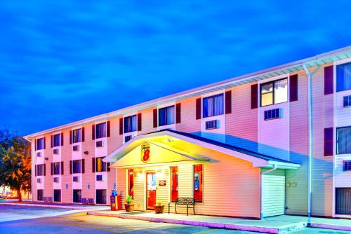 Burlington Hotel | Super 8 by Wyndham Burlington
