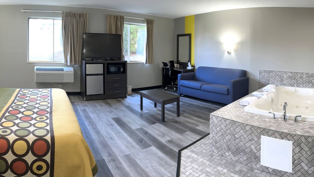 Lewistown Hotel | Super 8 by Wyndham Burnham/Lewistown