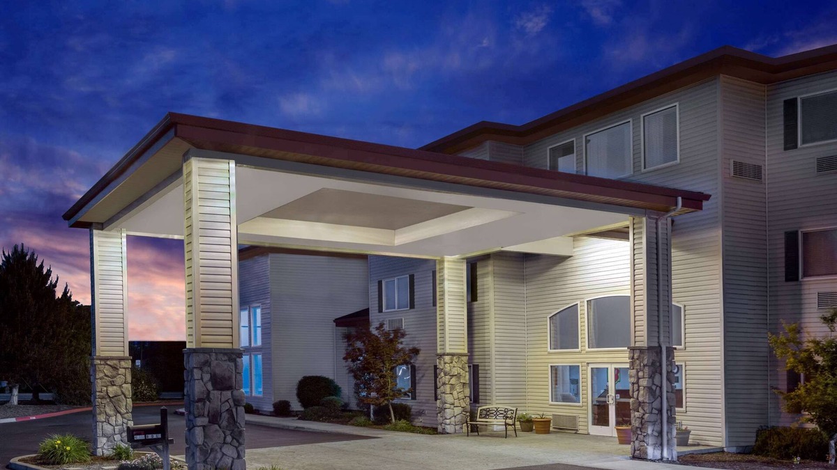 Medford Hotel | Super 8 by Wyndham Central Pt Medford