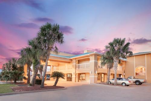 Central City Hotel | Super 8 by Wyndham Corpus Christi