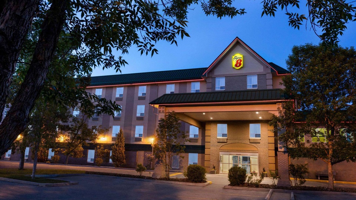 Southwest Calgary Hotel | Super 8 by Wyndham Calgary Shawnessy Area