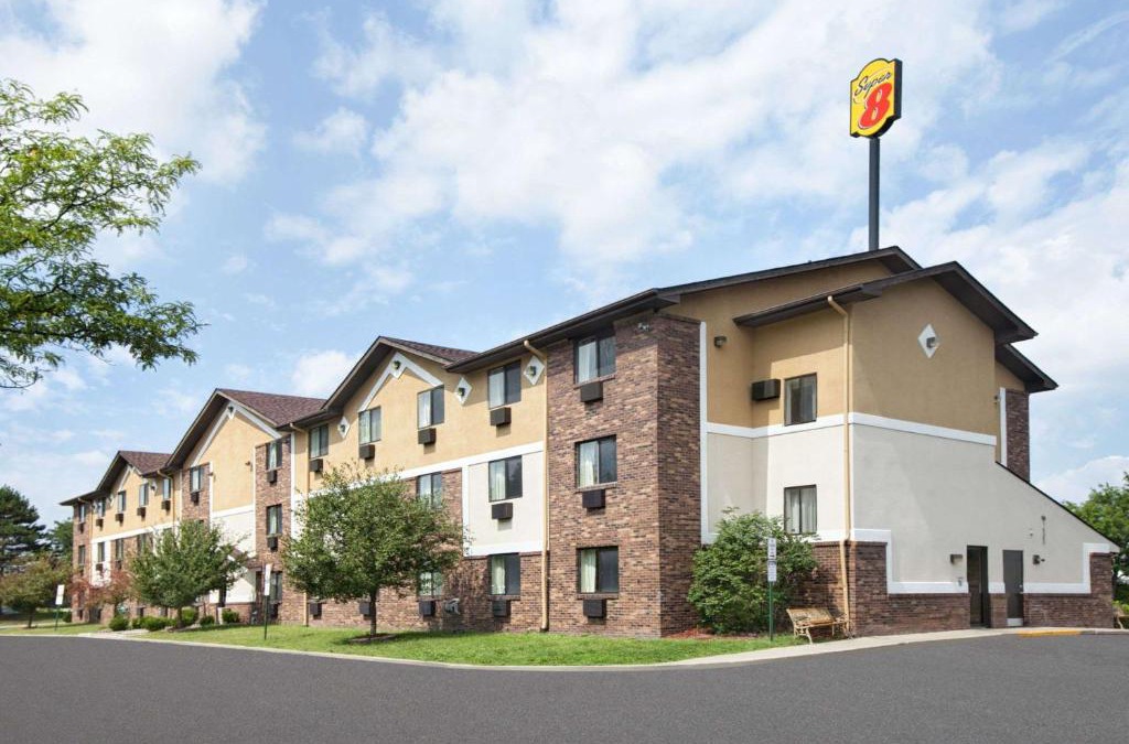 Canton Hotel | Super 8 by Wyndham Canton/Livonia Area
