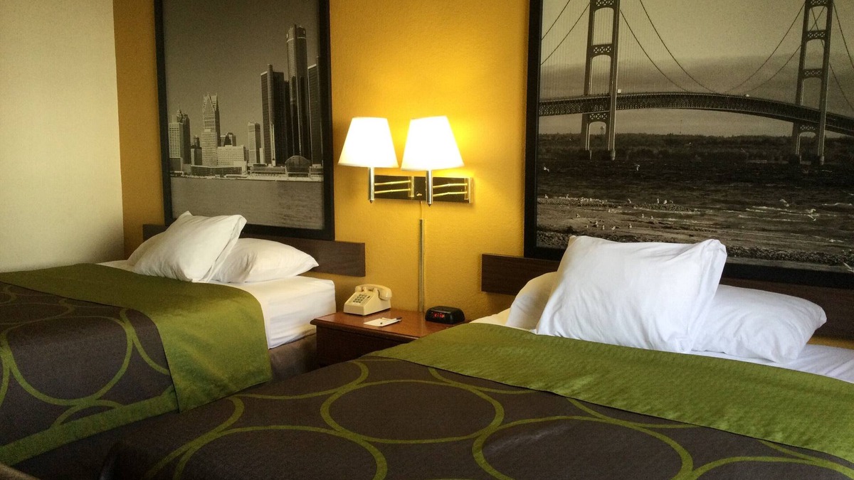 Canton Hotel | Super 8 by Wyndham Canton/Livonia Area