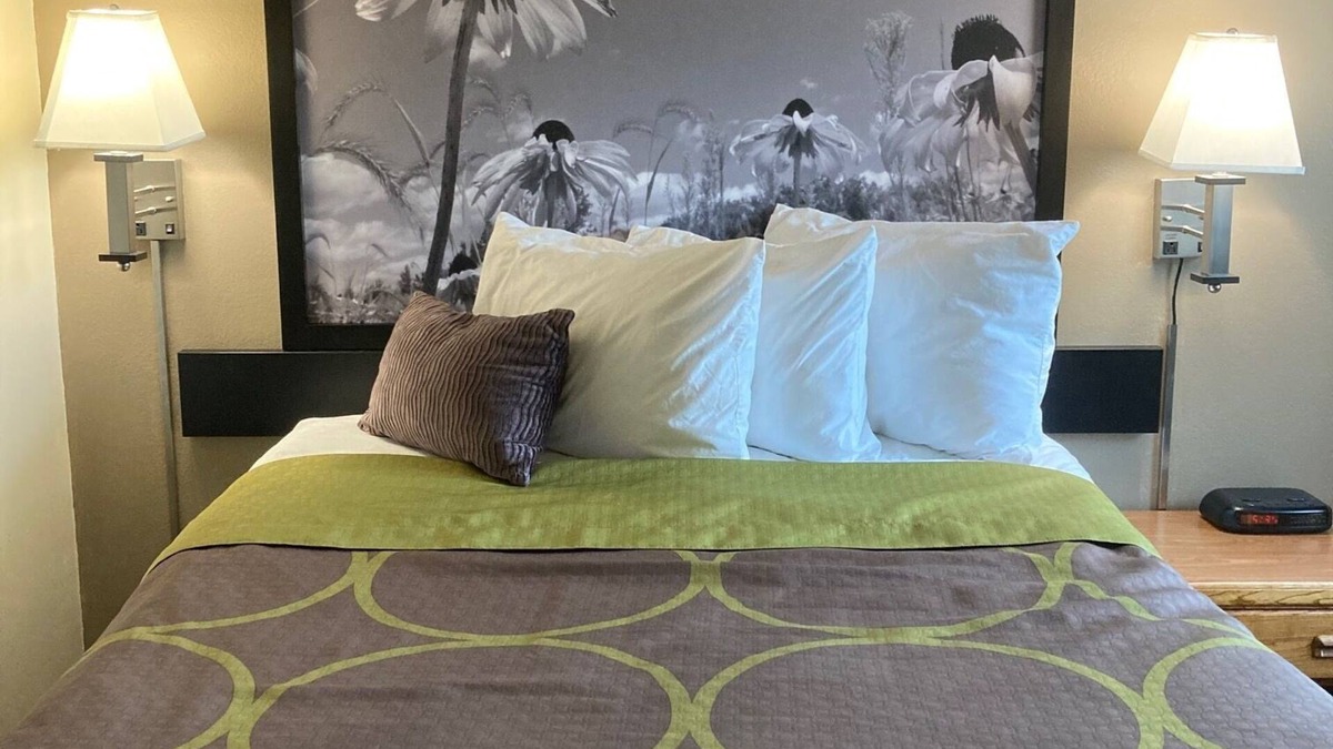 Chisago City Hotel | Super 8 by Wyndham Chisago City