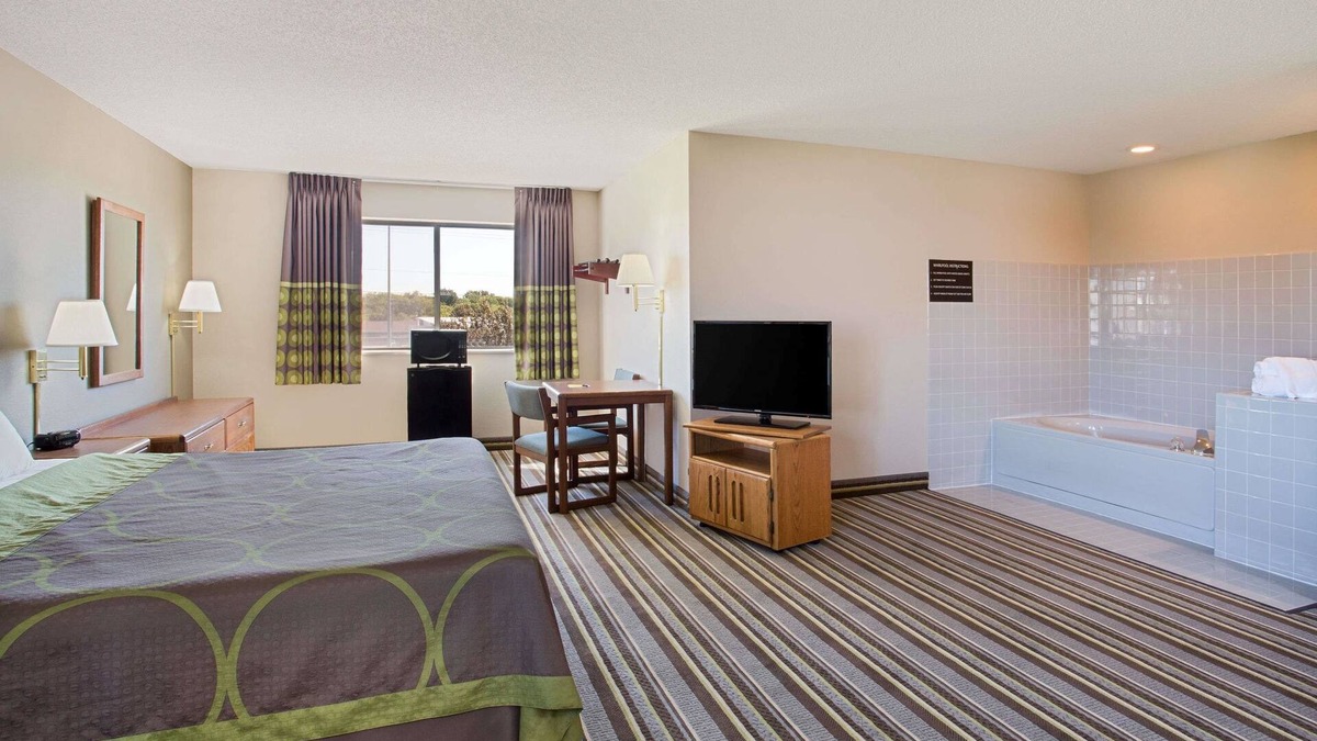 Charles City Hotel | Super 8 by Wyndham Charles City