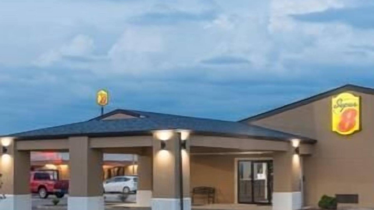 Charleston Hotel | Super 8 by Wyndham Charleston/Sikeston East MO