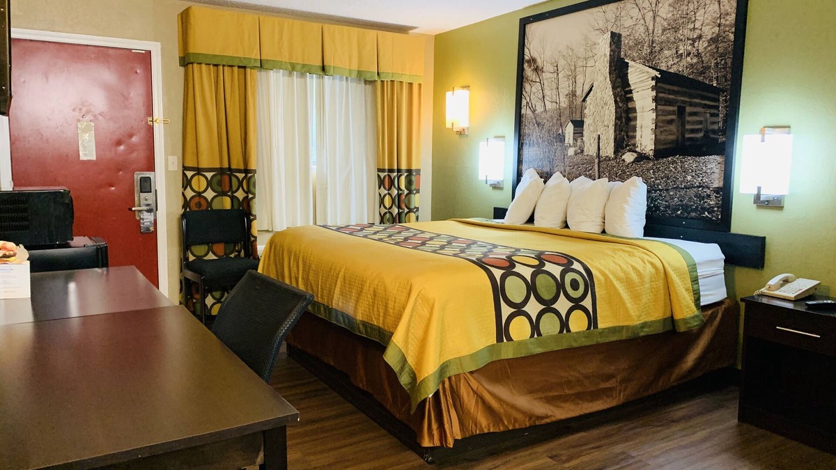 Springdale Hotel | Super 8 by Wyndham Cincinnati/Springdale OH