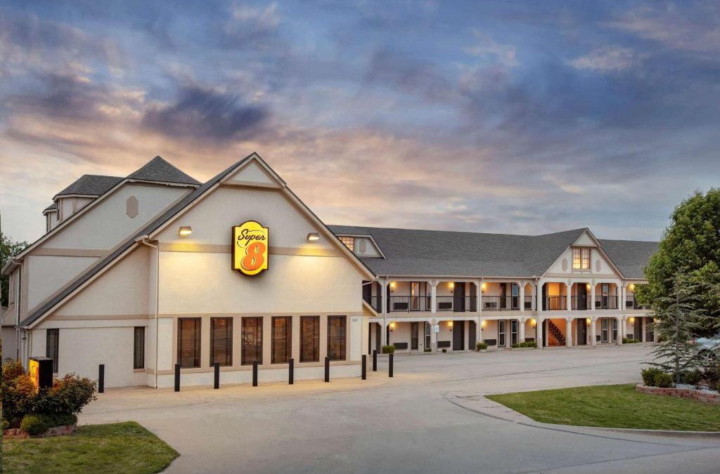 Moore Hotel | Super 8 by Wyndham City of Moore