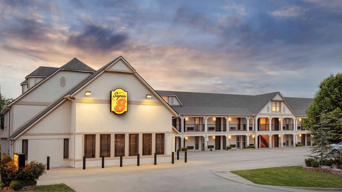 Moore Hotel | Super 8 by Wyndham City of Moore
