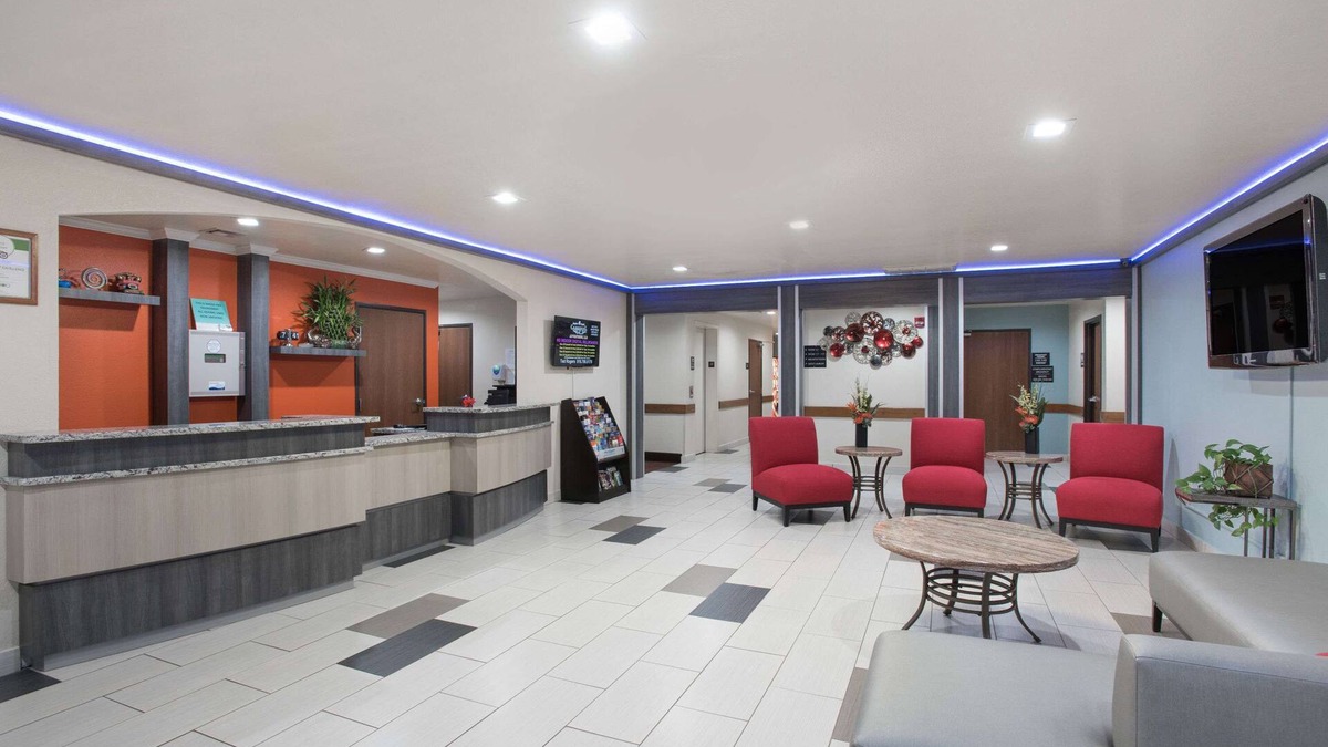 Claremore Hotel | Super 8 by Wyndham Claremore OK