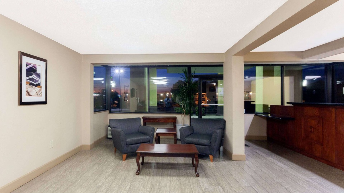 Clarksville Hotel | Super 8 by Wyndham Clarksville Northeast
