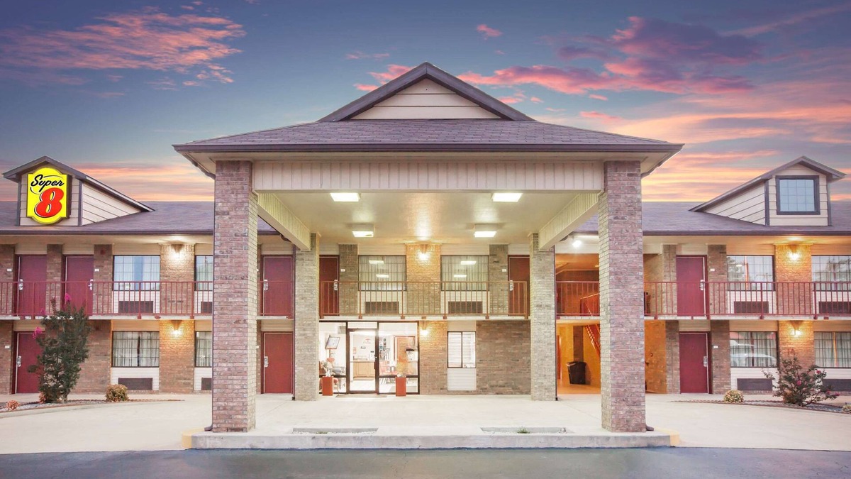 Clinton Hotel | Super 8 by Wyndham Clinton