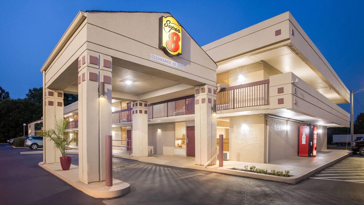 Commerce Hotel | Super 8 by Wyndham Commerce