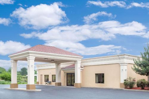 Danville Hotel | Super 8 by Wyndham Danville