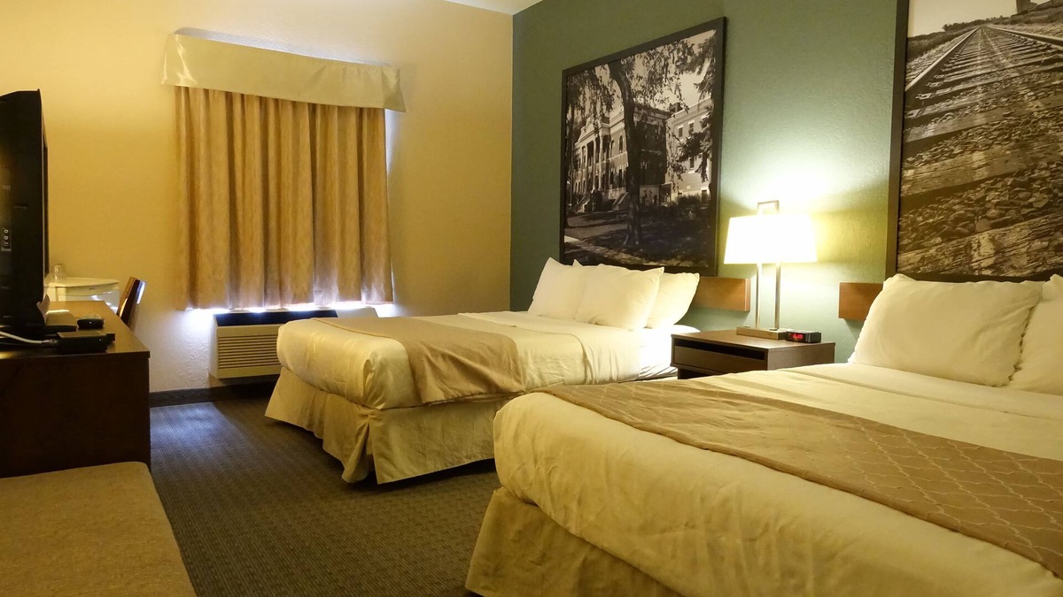 Dauphin Hotel | Super 8 by Wyndham Dauphin