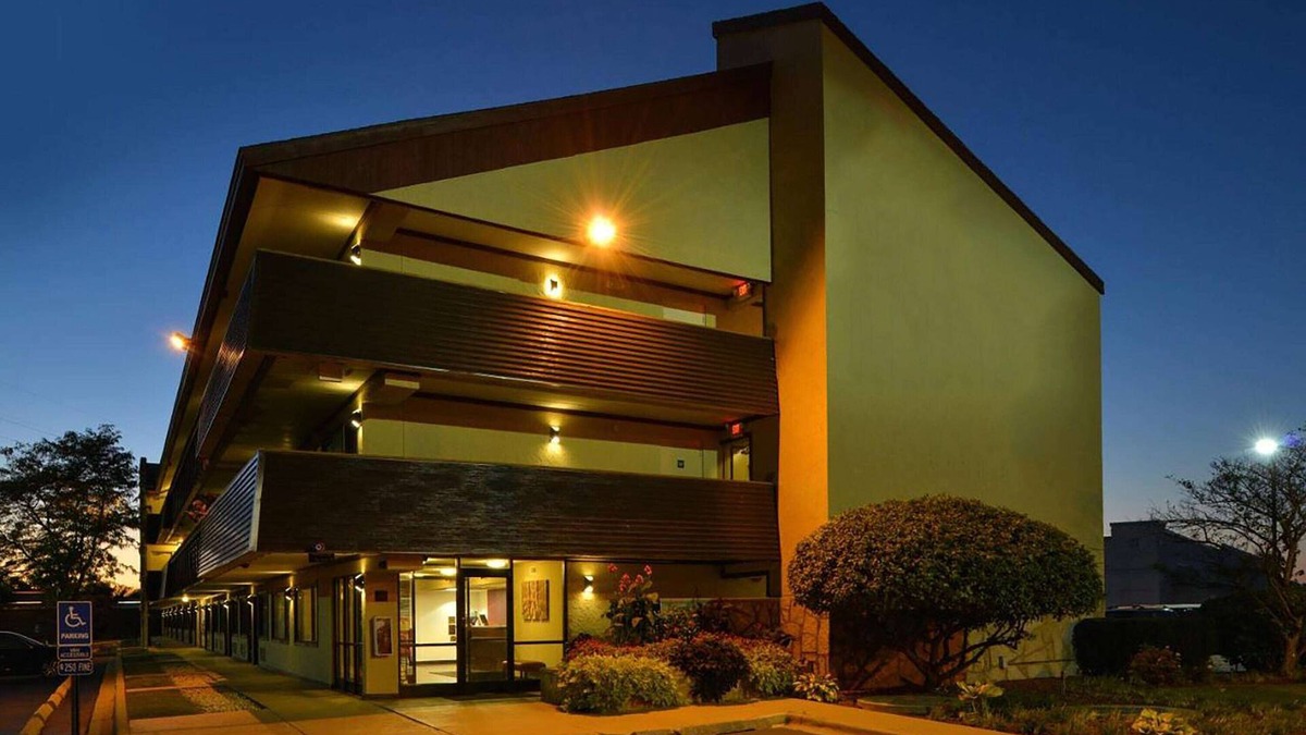Deerfield Hotel | Super 8 by Wyndham Deerfield/Northbrook