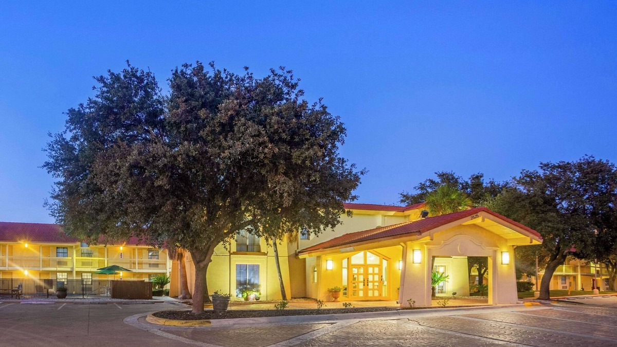 Eagle Pass Hotel | Super 8 by Wyndham Eagle Pass