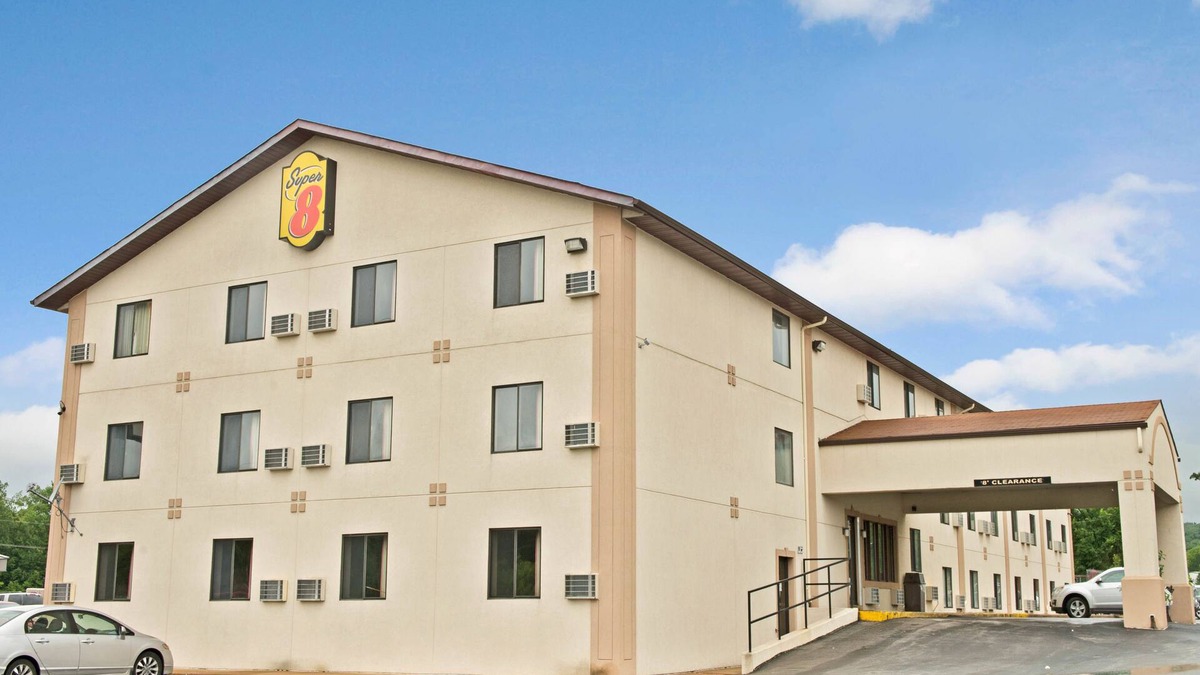 Allenton Hotel | Super 8 by Wyndham Eureka/Six Flags Nearby