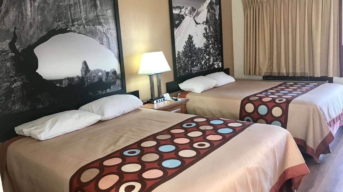 Evanston Hotel | Super 8 by Wyndham Evanston