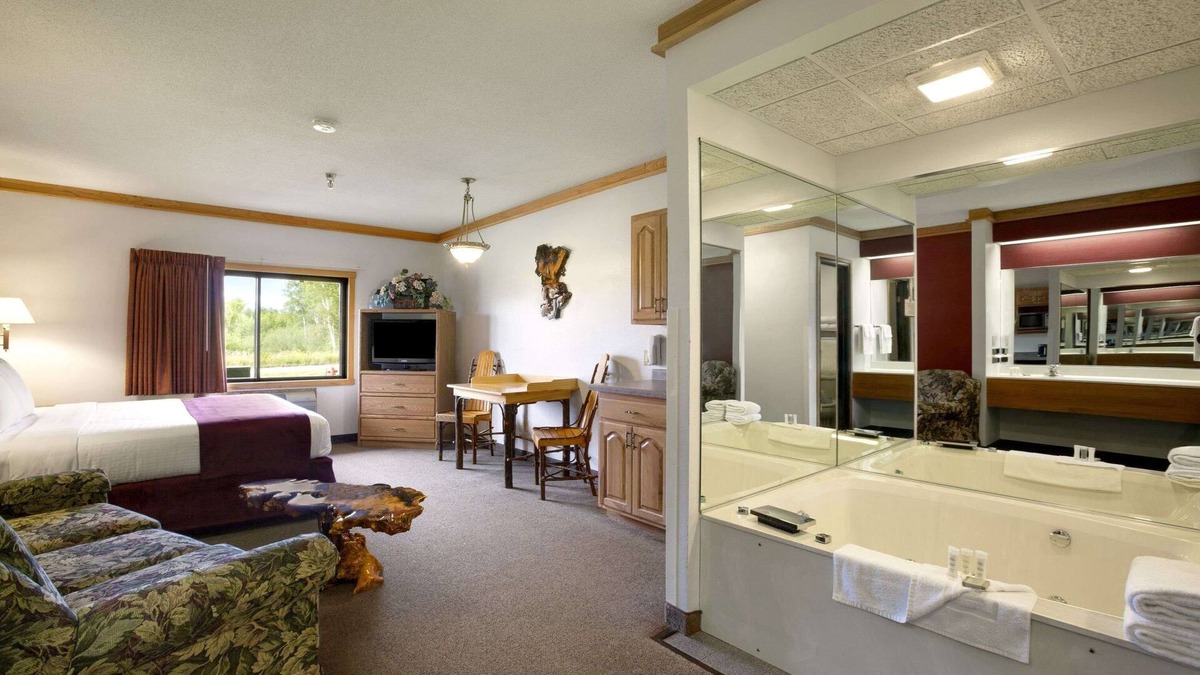 Virginia Hotel | Super 8 by Wyndham Eveleth