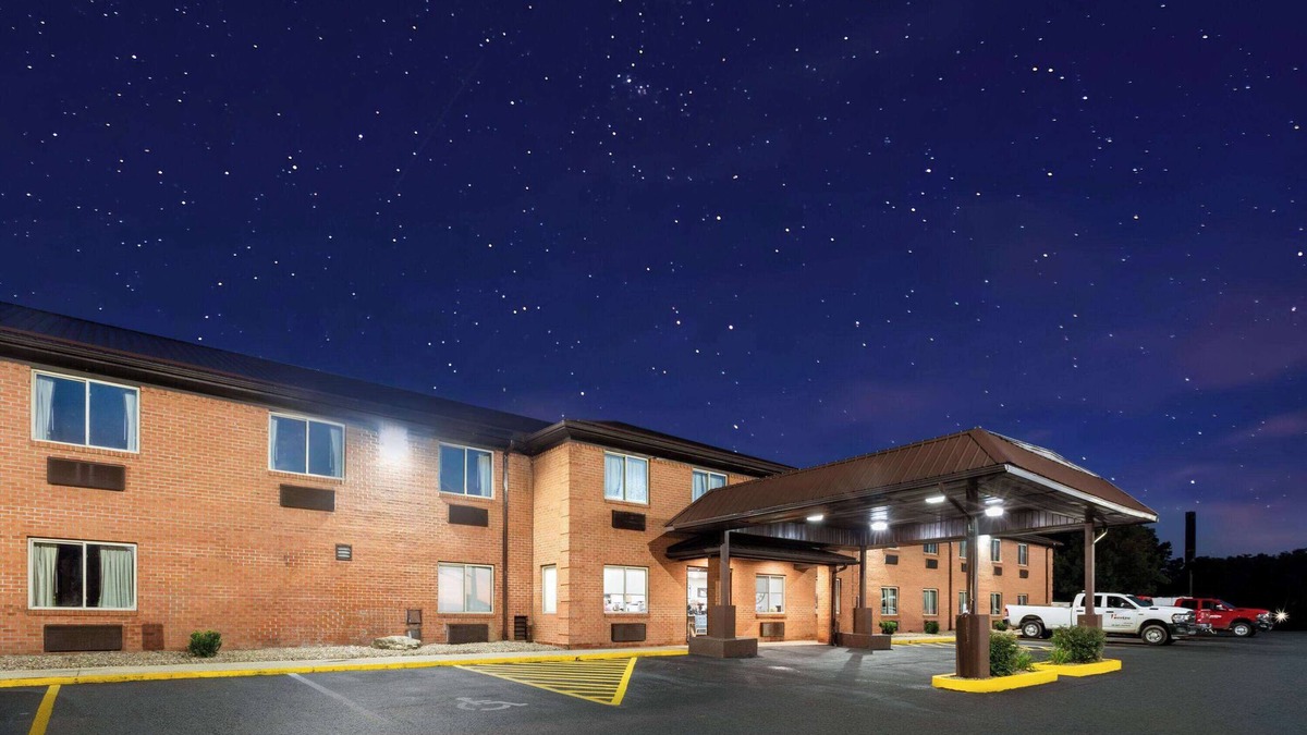 Kingmont Hotel | Super 8 by Wyndham Fairmont