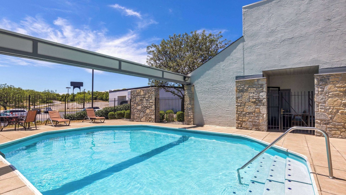 Fort Mitchell Hotel | Super 8 by Wyndham Fort Mitchell Cincinnati Area
