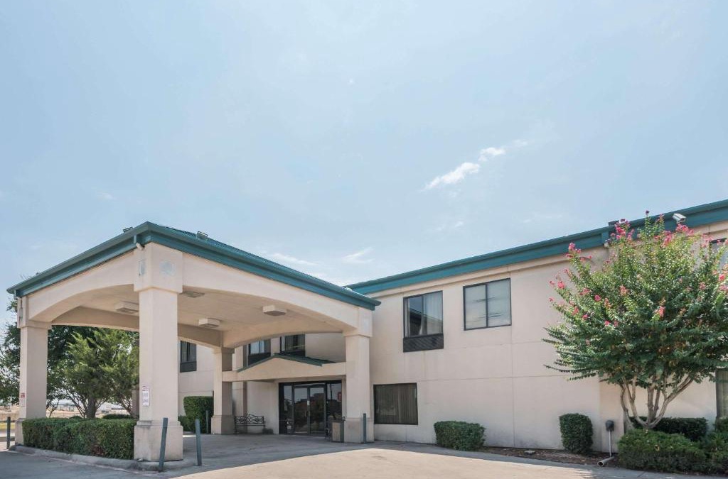 Fort Worth Hotel | Super 8 by Wyndham Fort Worth Downtown South