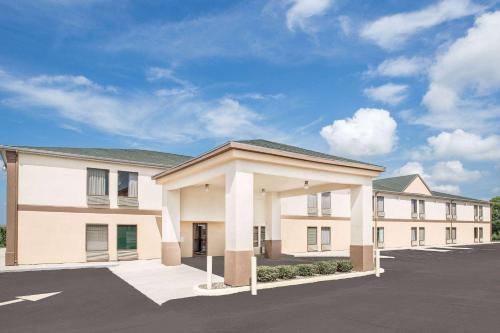Galesburg Hotel | Super 8 by Wyndham Galesburg