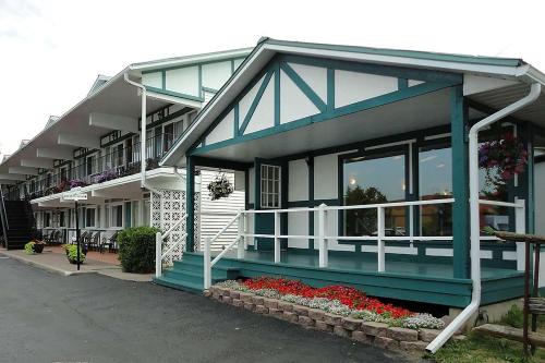 Gananoque Hotel | Super 8 by Wyndham Gananoque - Country Squire Resort