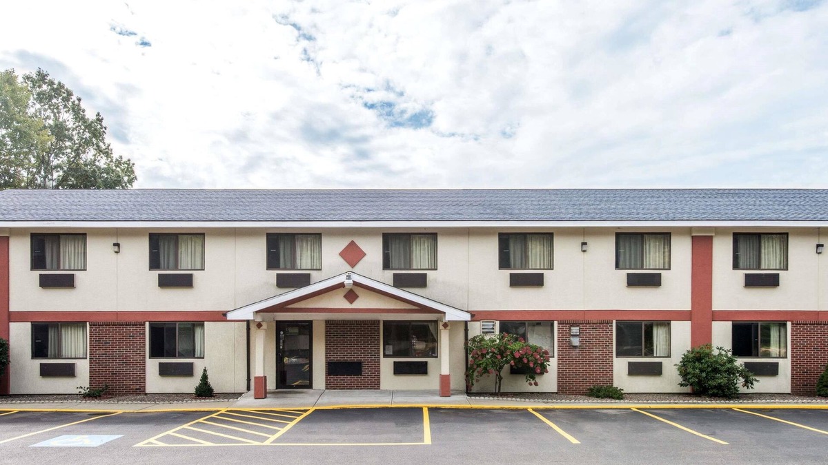 Gardner Hotel | Super 8 by Wyndham Gardner