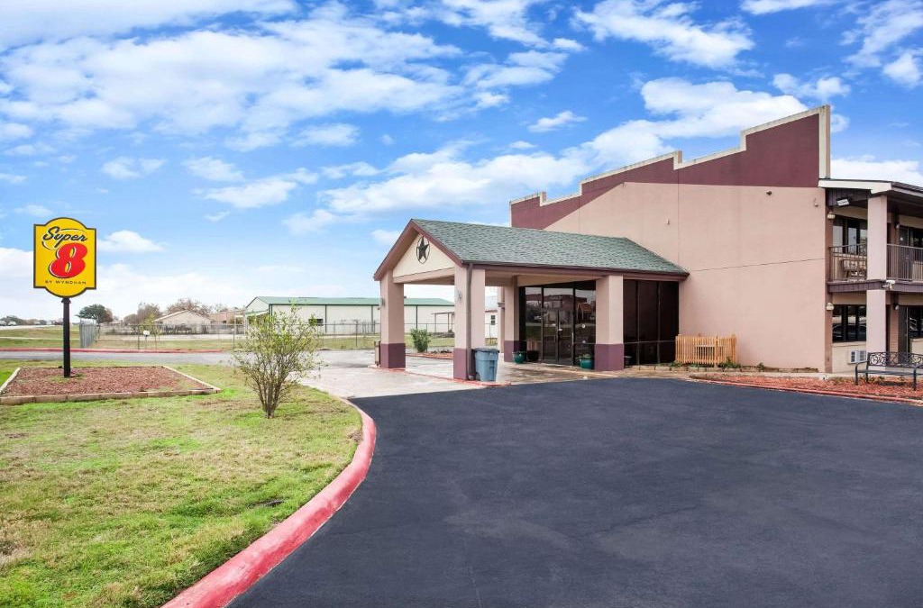 Giddings Hotel | Super 8 by Wyndham Giddings