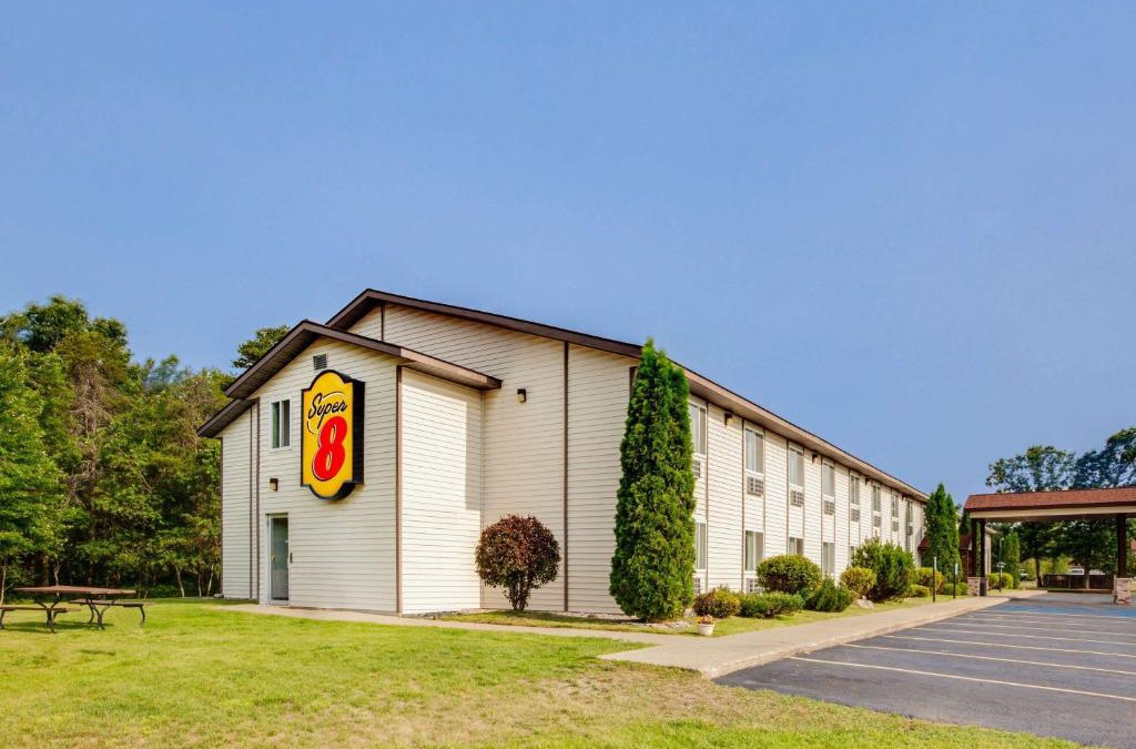 Grayling Hotel | Super 8 by Wyndham Grayling