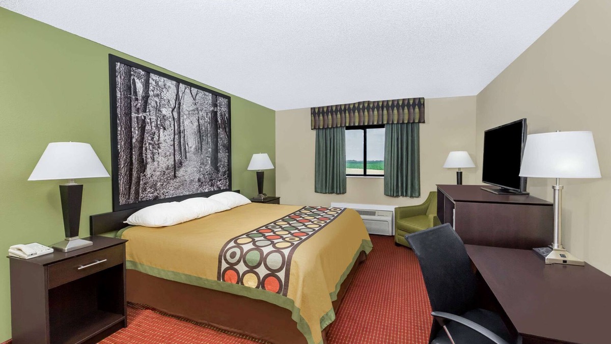 Grinnell Hotel | Super 8 by Wyndham Grinnell IA