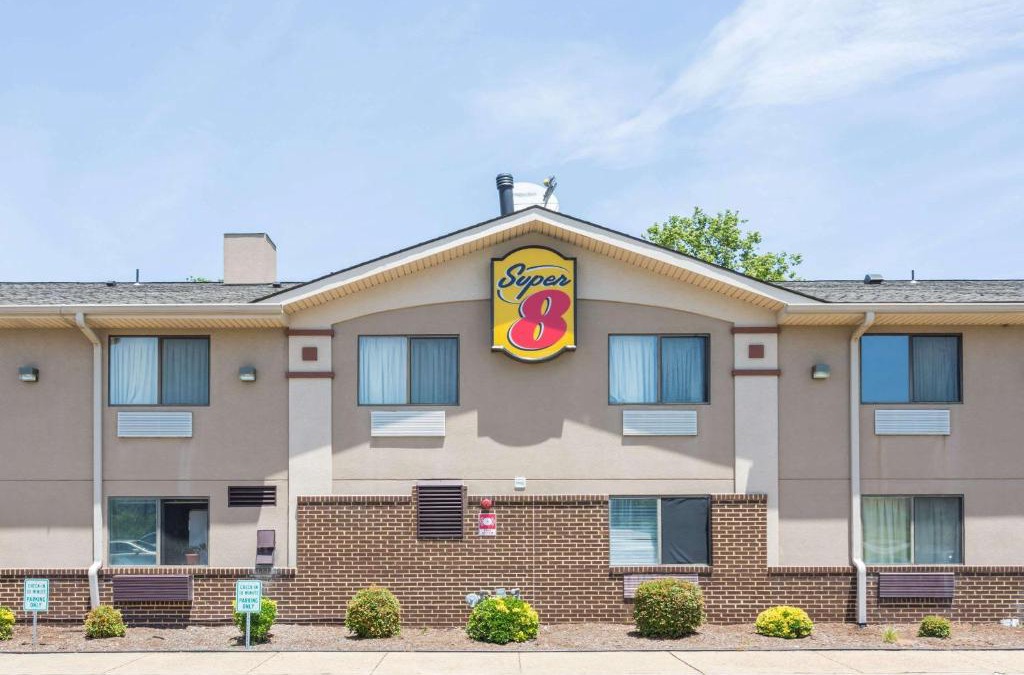 Downtown Hotel | Super 8 by Wyndham Hampton