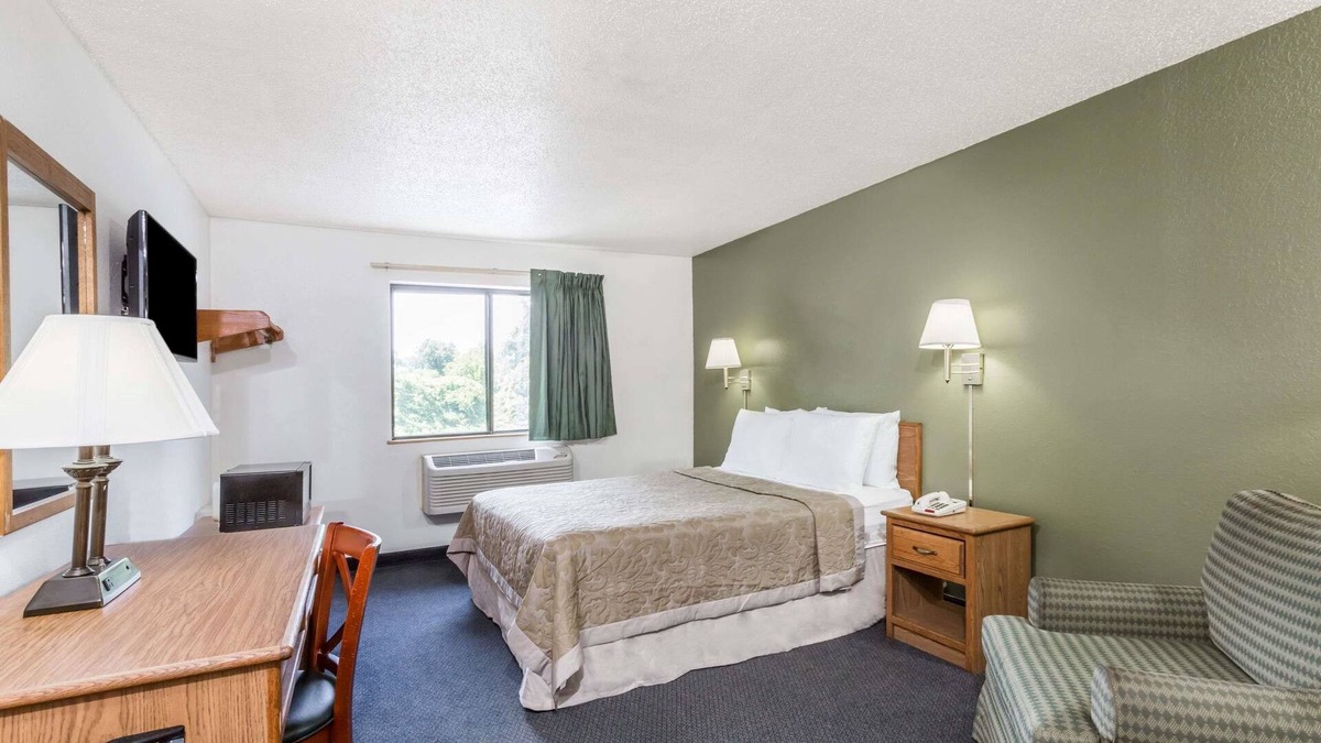 Downtown Hotel | Super 8 by Wyndham Hampton