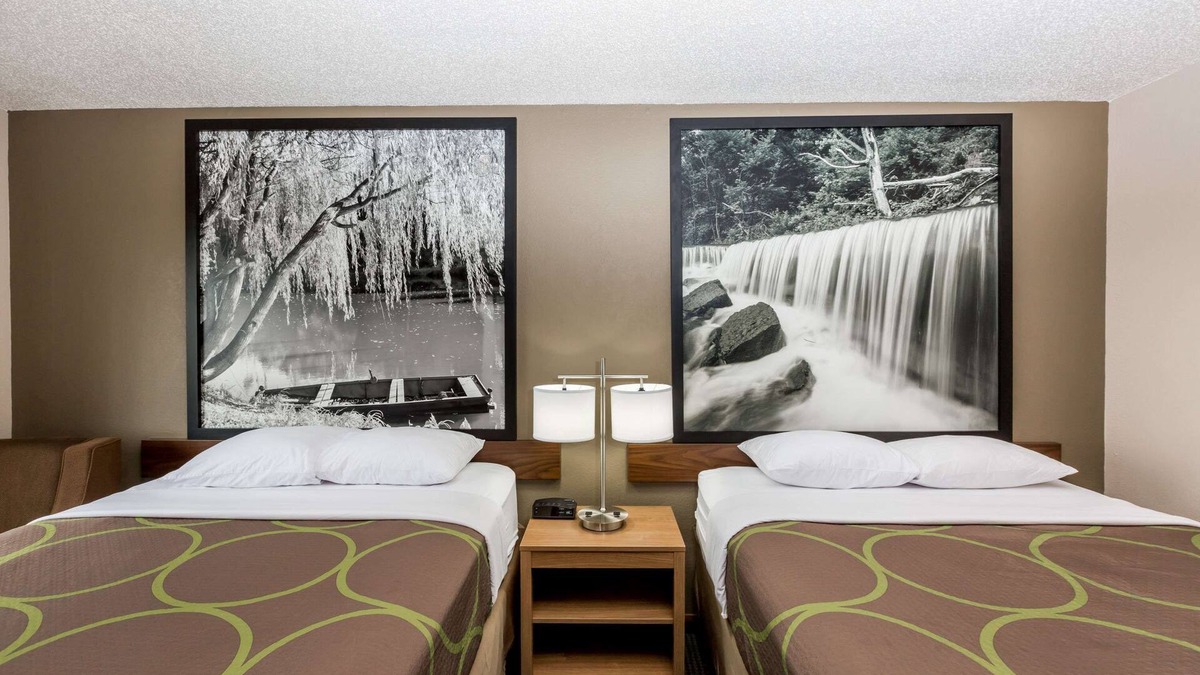 Hays Hotel | Super 8 by Wyndham Hays KS