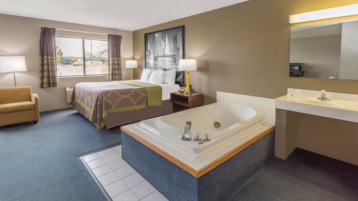 Eagle Creek Hotel | Super 8 by Wyndham Hebron Lowell Area