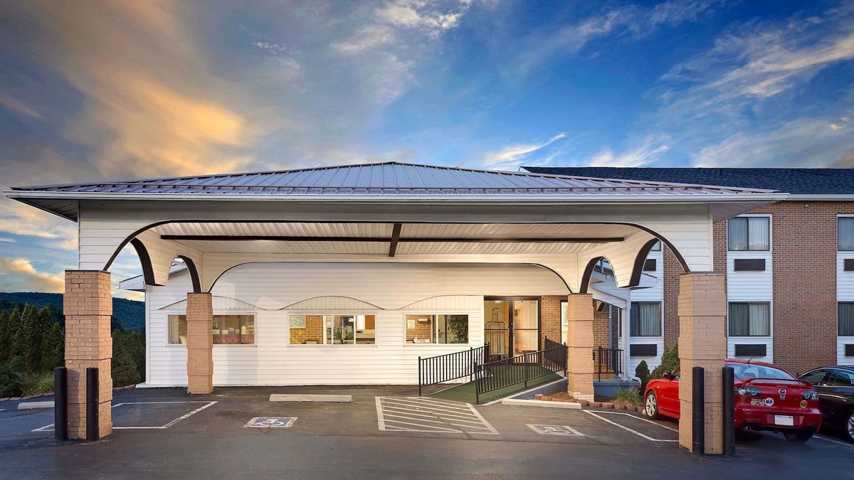 Hillsville Hotel | Super 8 by Wyndham Hillsville