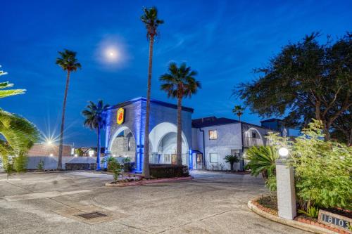 Nassau Bay Hotel | Super 8 by Wyndham Houston Webster NASA