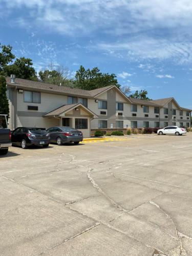 Independence Hotel | Super 8 by Wyndham Independence IA