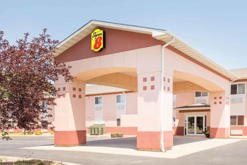 Iola Hotel | Super 8 by Wyndham Iola KS